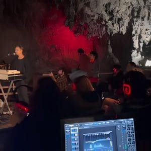 Público con auriculares inalámbricos durante el concierto silencioso en la Cuevona de Ardines