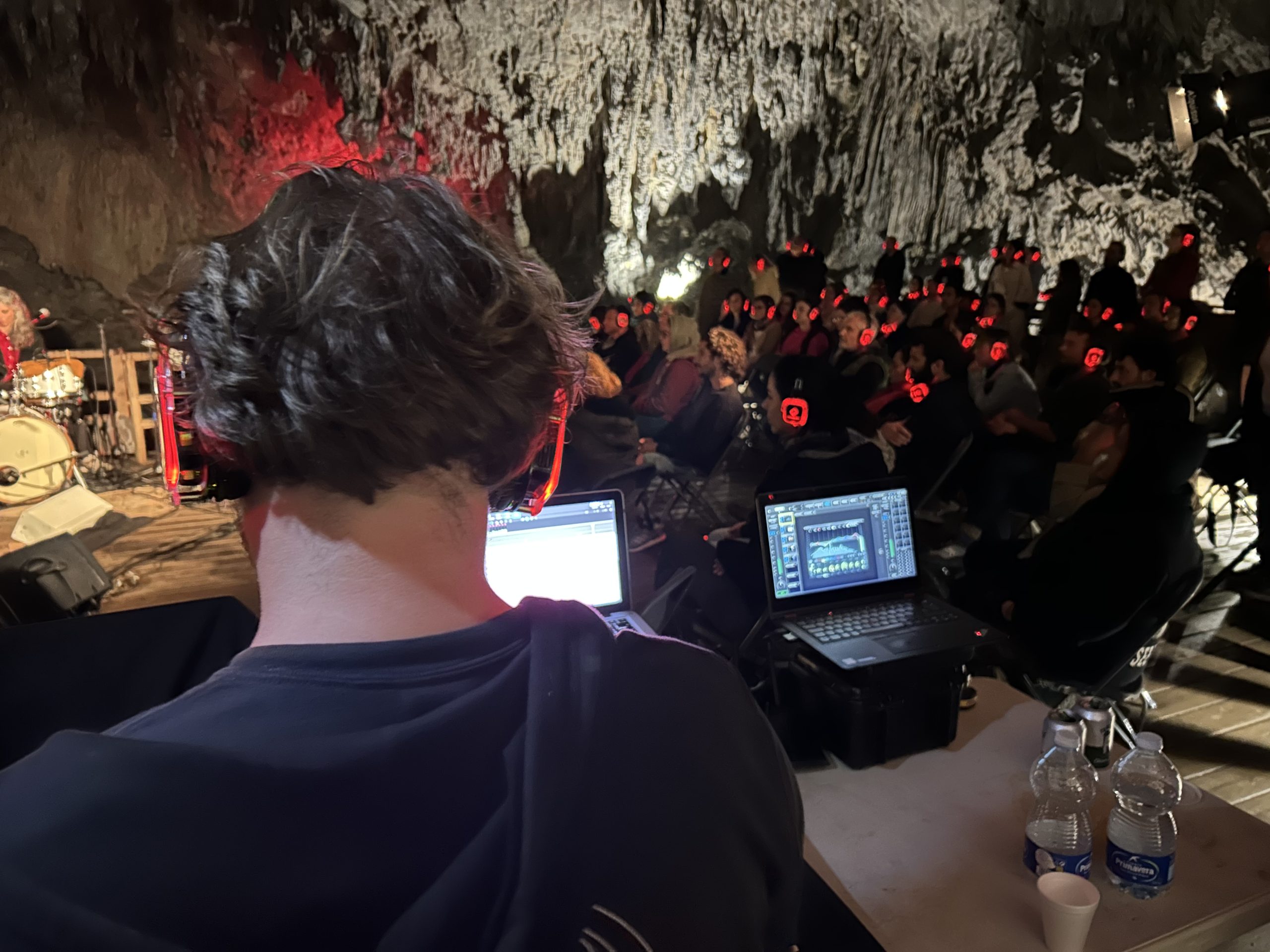 Concierto con auriculares inalámbricos en la Cuevona de Ardines, Ribadesella