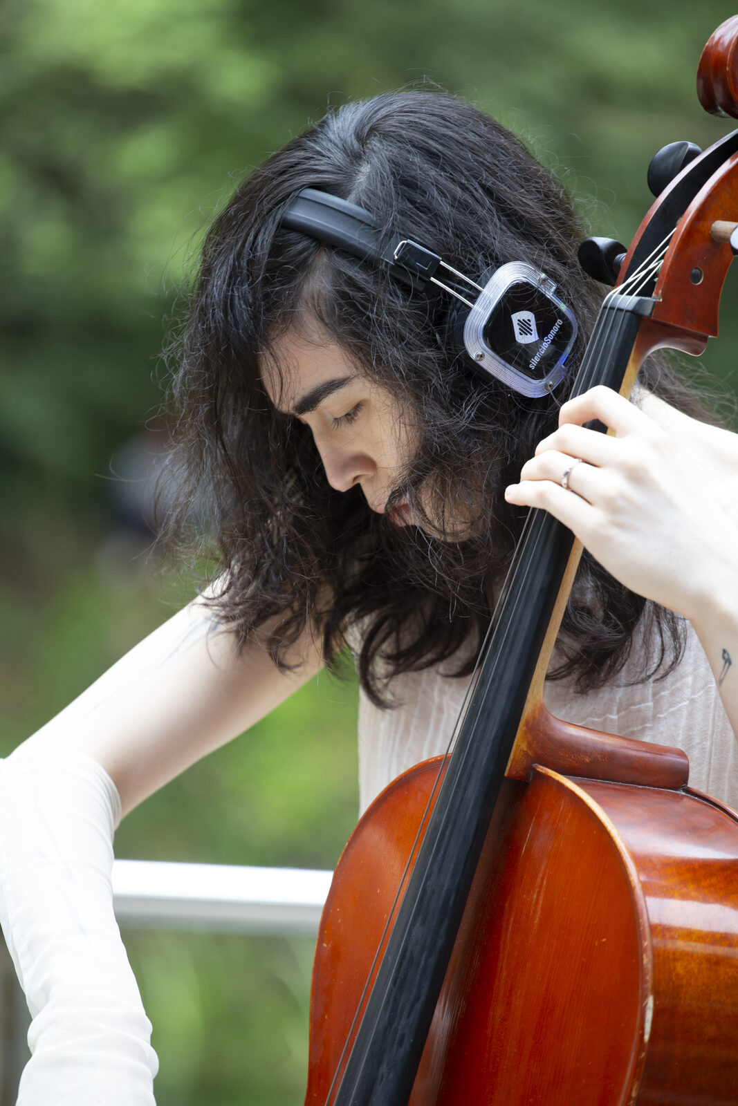 Mizu tocando el violonchelo en el Jardín Botánico Atlántico de Gijón, LEV Festival 2025