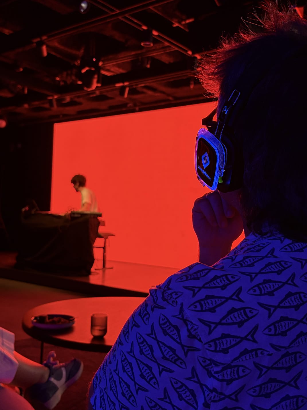 Detalle de auriculares inalambricos con luz LED en el concierto silencioso