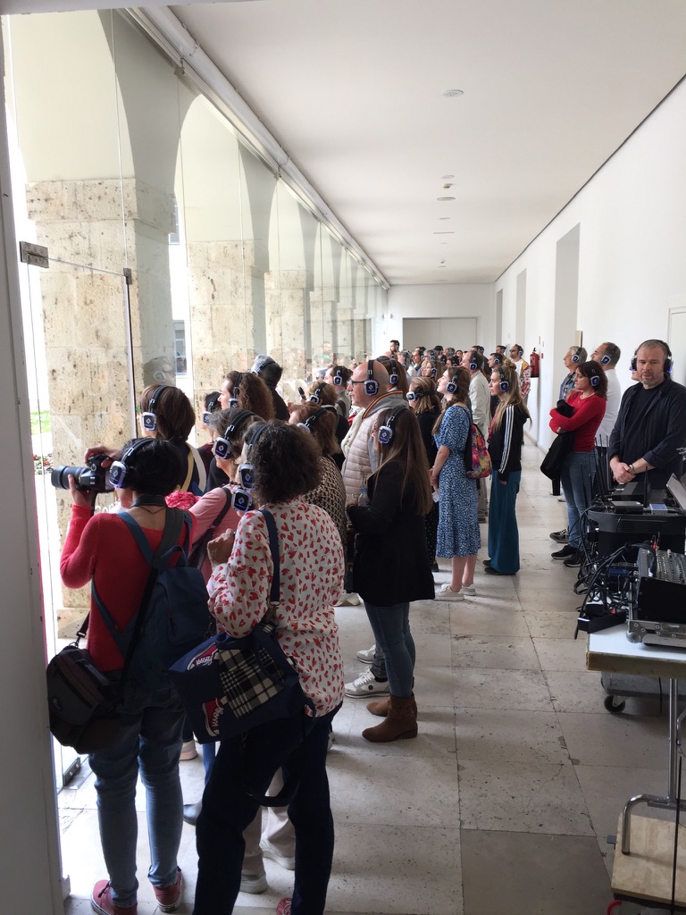 Publico avanzando por la galeria del museo durante el recorrido de Verso Libre