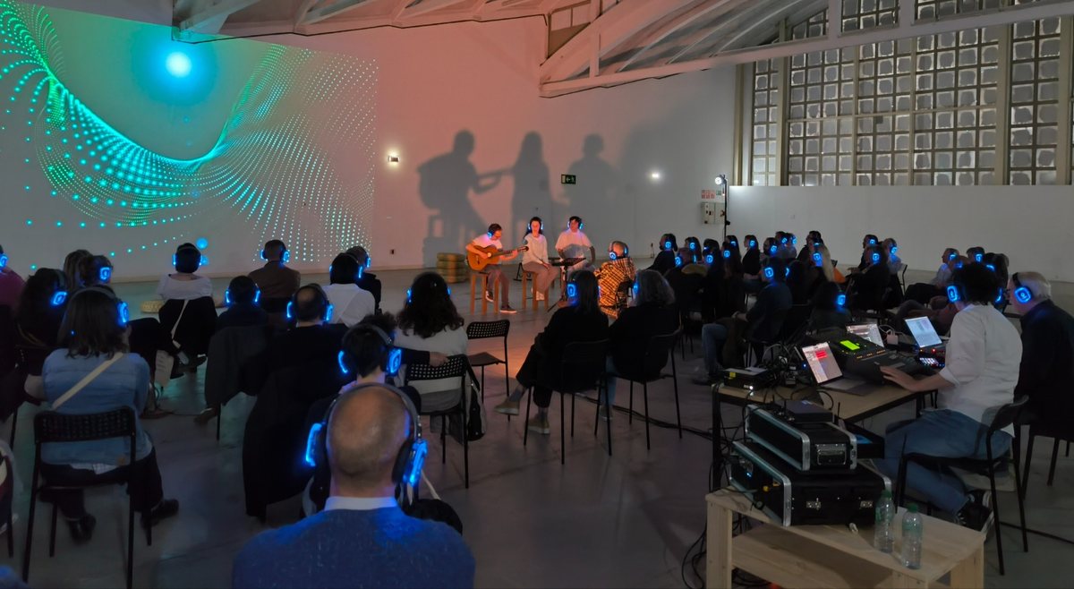 Publico con auriculares inalambricos durante el ensayo abierto de Al Otro Lado en LABoral Centro de Arte