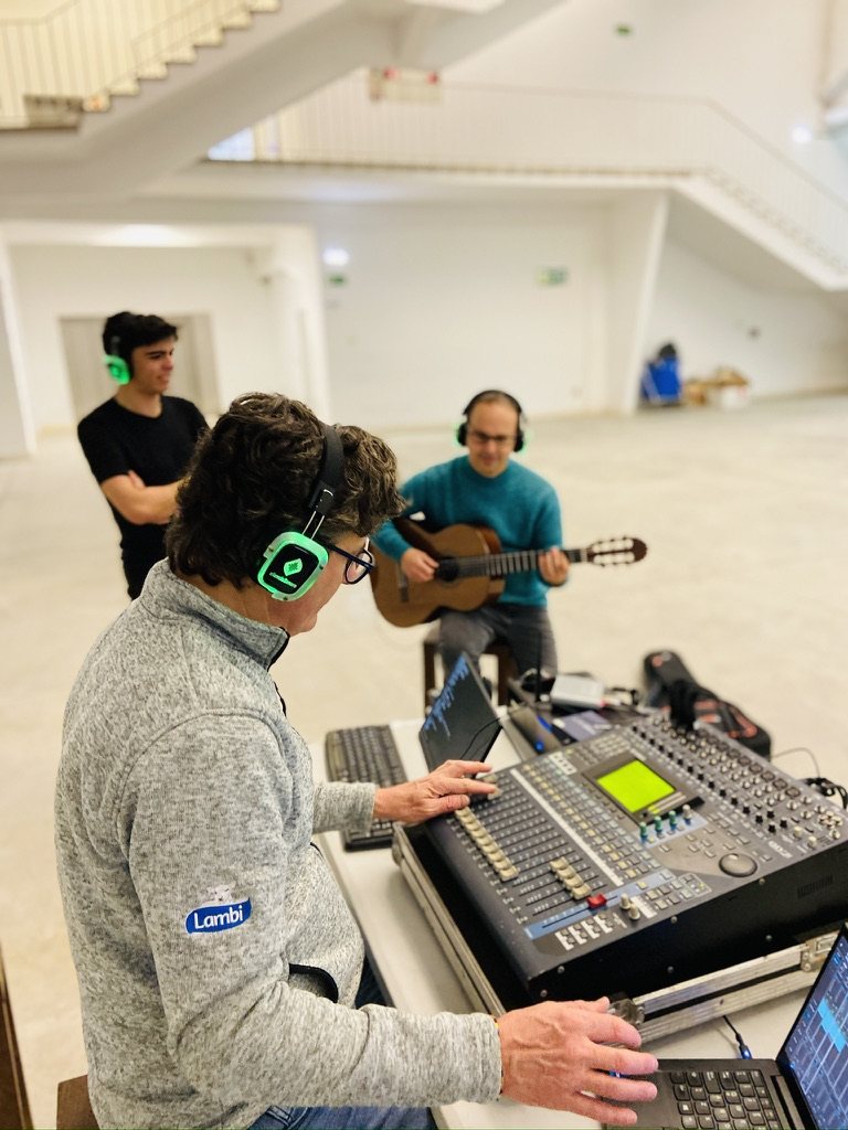 Preparación del sistema de sonido en la nave de LABoral Centro de Arte, con mesa digital y auriculares inalámbricos