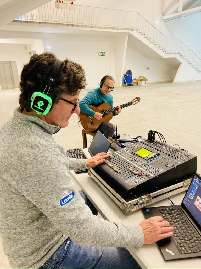 Prueba de sonido con guitarra en la nave vacía de LABoral para evaluar la reverberación del espacio