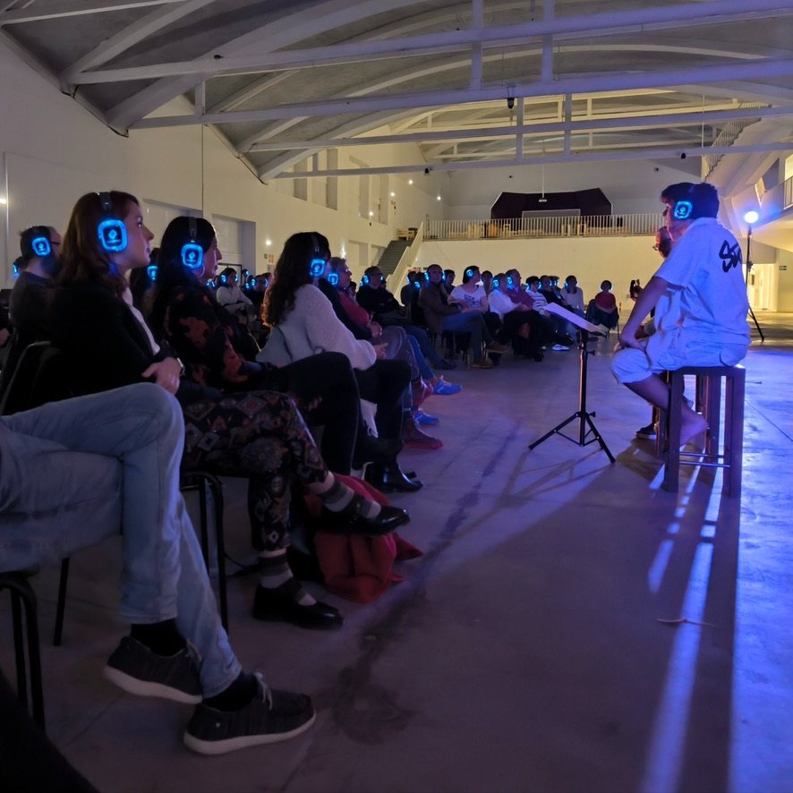 Recital de poesía con auriculares inalámbricos ante el público en LABoral Centro de Arte