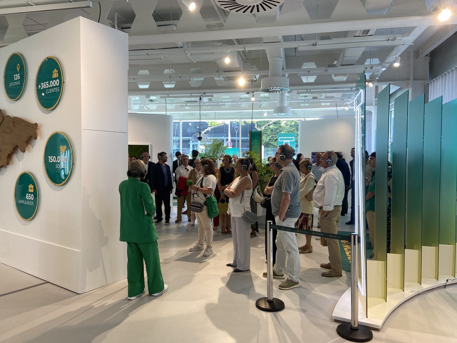Planta expositiva del pabellón de Caja Rural de Asturias durante la presentación con cascos