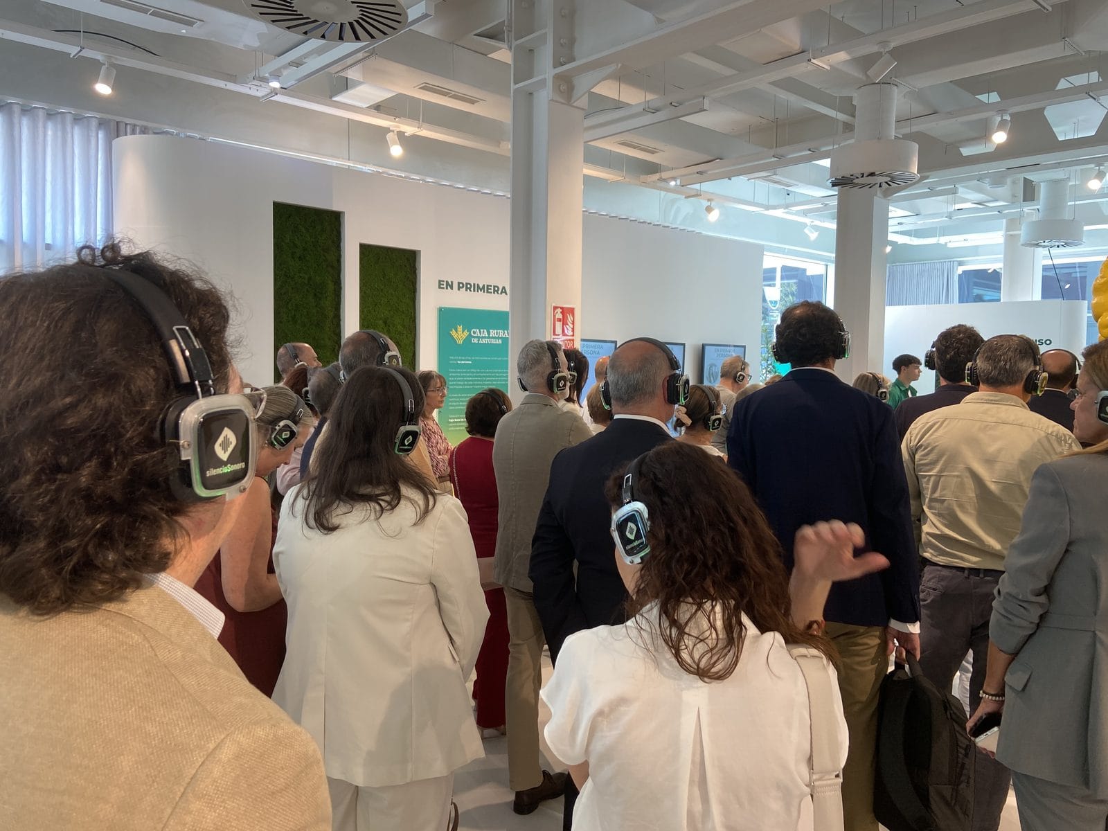 Visita guiada con auriculares inalambricos en el pabellon de Caja Rural de Asturias, FIDMA 2026