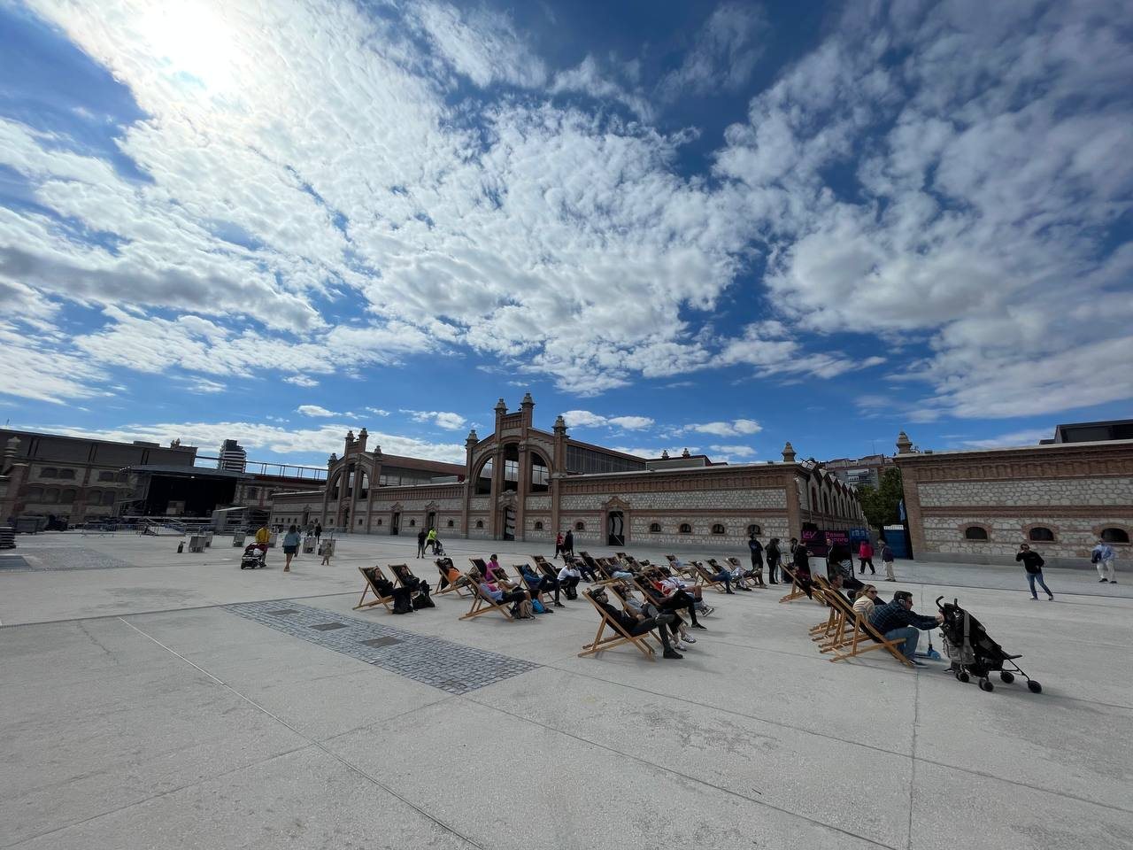 Publico tumbado en hamacas en la Plaza de Matadero durante el paseo sonoro Madrid Concrete de Clara Brea