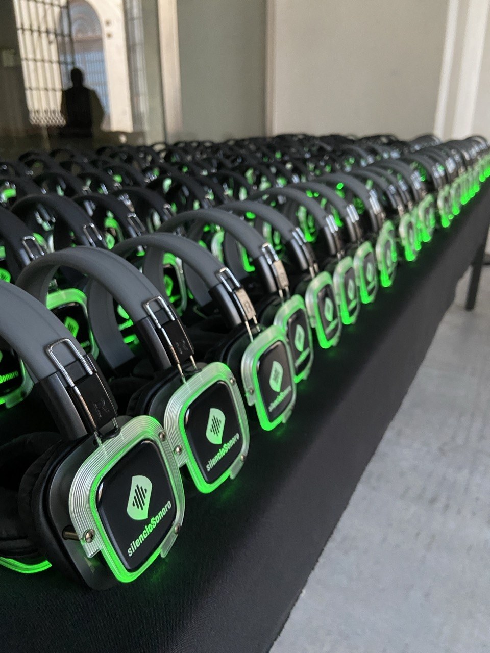 Auriculares inalámbricos encendidos antes del concierto