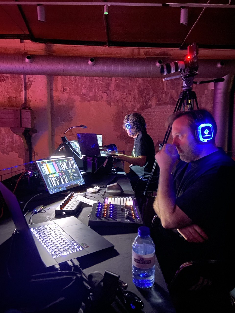 Control de sonido durante el concierto, con los técnicos escuchando por auriculares inalámbricos