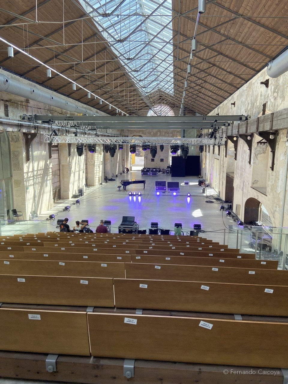 La Sala Fundición vista desde la grada, con el escenario al fondo