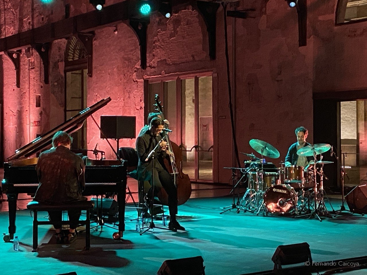 Público con auriculares inalámbricos en la Sala Fundición de la Real Fábrica de Artillería durante la Trilogía Flamenca de Caminero