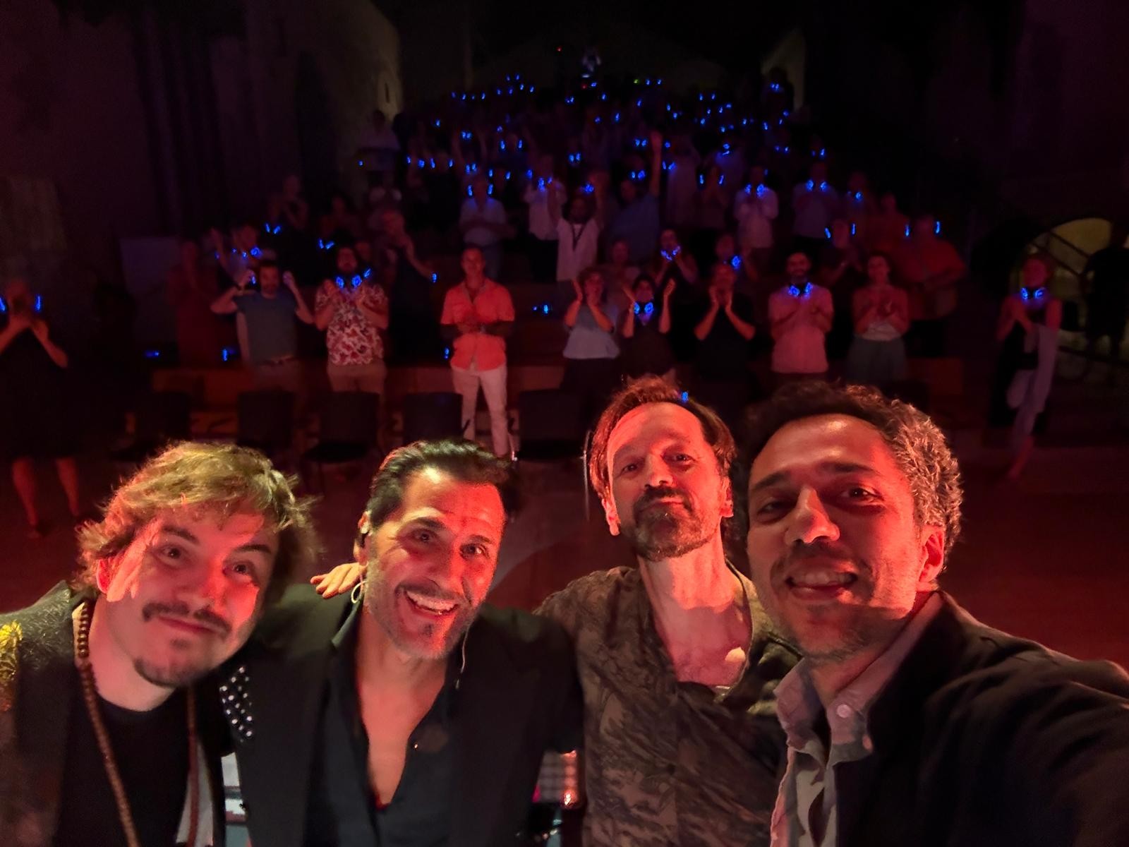 Pablo Martín Caminero, David Carpio, Daniel García Diego y Shayan Fathi con el público aplaudiendo con auriculares al final de Al Cante
