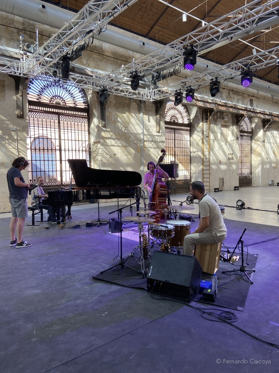 Prueba de sonido del trío con piano, contrabajo y cajón